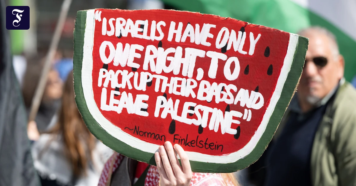 ein-schild-bei-der-demo-in.webp.webp