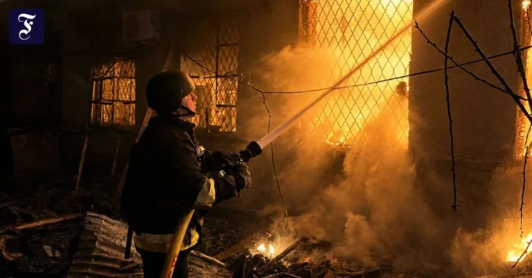 feuerwehrleute-loeschen-ein.webp.webp