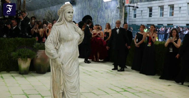 heidi-klum-erschien-als-statue.webp.webp
