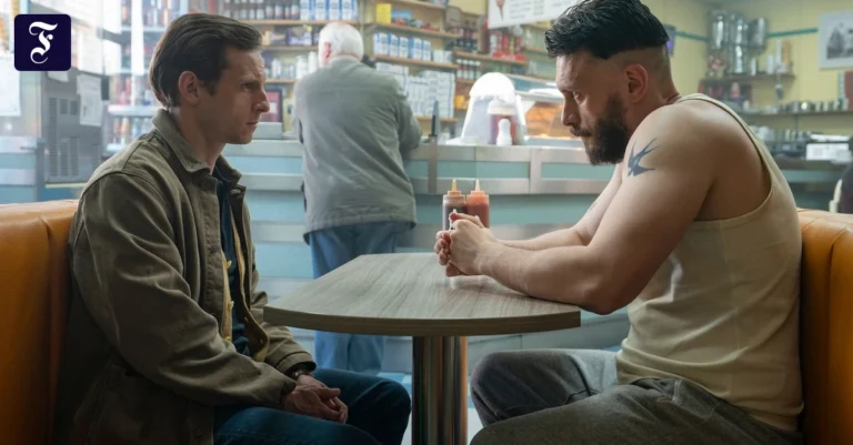 jamie-bell-links-als-niall-und.webp.webp