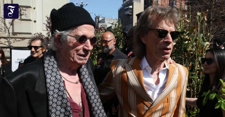 keith-richards-hinter-ihm-ron.webp.webp