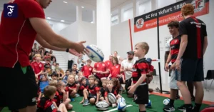 kleine-kaempfer-im-rugby-ist.webp.webp