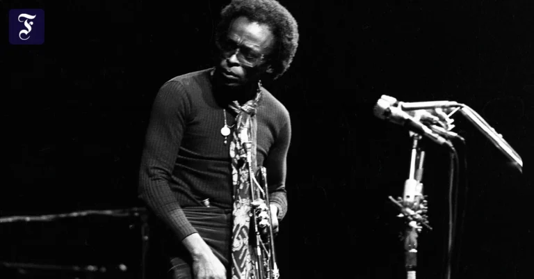 miles-davis-in-paris-1971.webp.webp