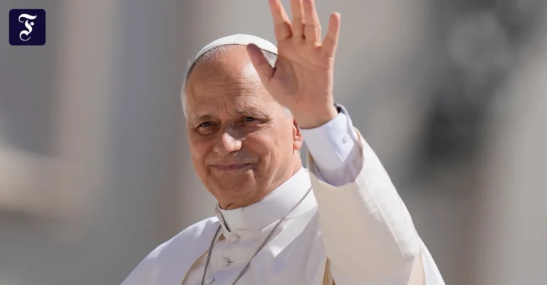 papst-leo-xiv-winkt-als-er-zur.webp.webp