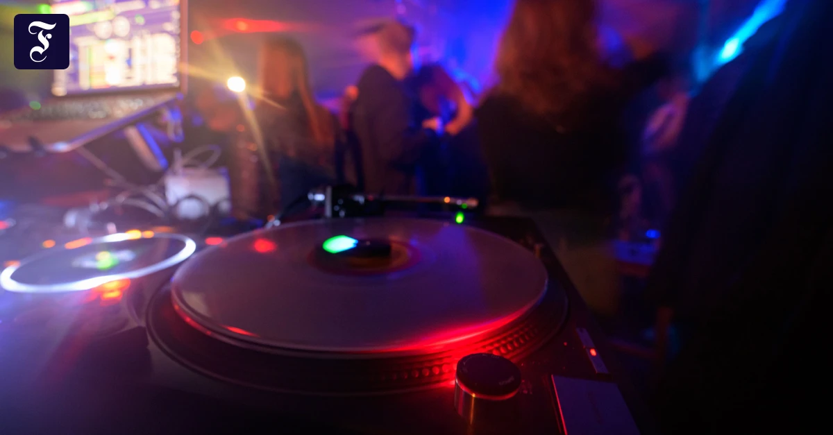 partygaenger-in-einem-club-im.webp.webp