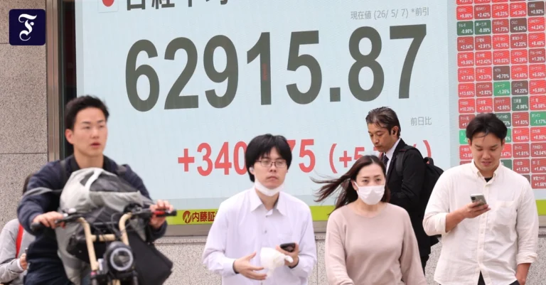 passanten-in-tokio-der.webp.webp