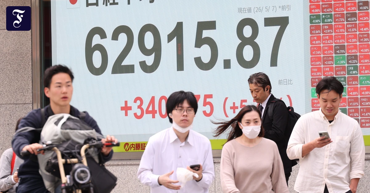 passanten-in-tokio-der.webp.webp