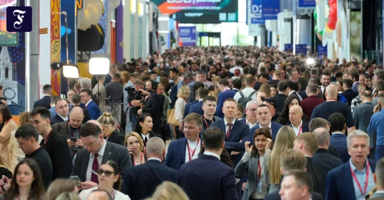 rueckblick-2025-besucher-gehen.webp.webp