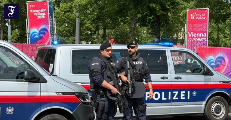 schwer-bewaffnet-polizisten.webp.webp