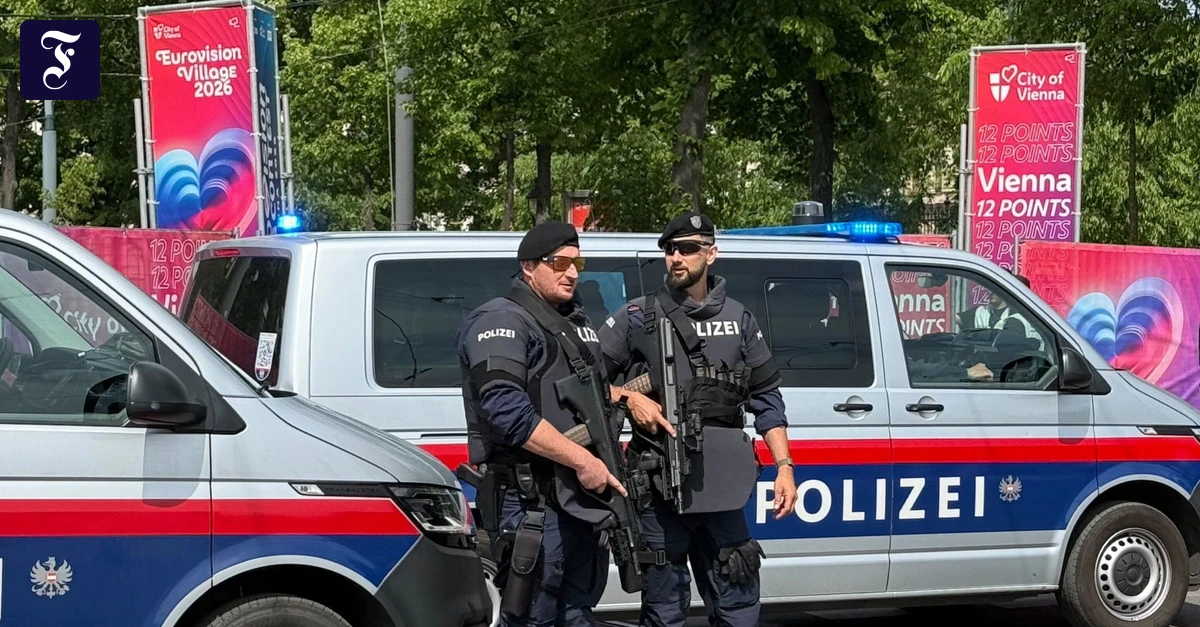 schwer-bewaffnet-polizisten.webp.webp