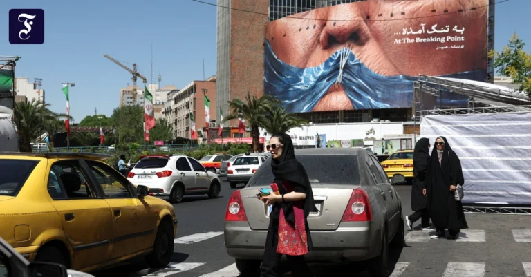 strassenszene-aus-teheran-ein.webp.webp