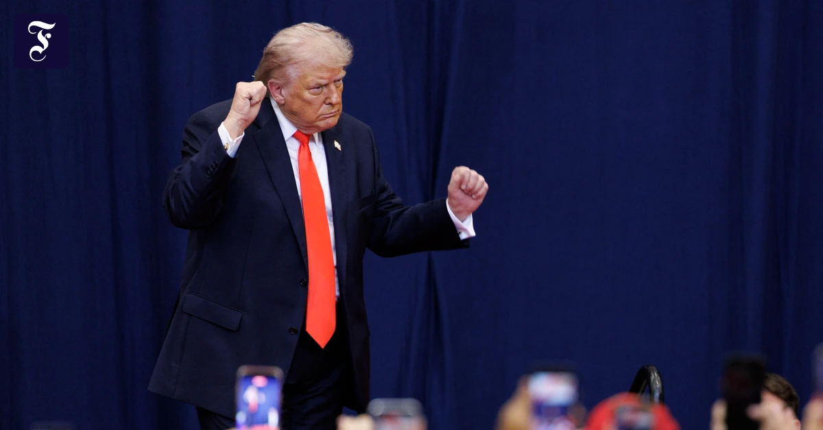 trump-vor-anhaengern-in.webp.webp