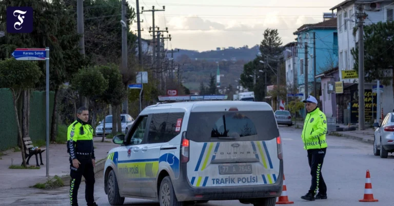 tuerkische-polizisten-sperren.webp.webp
