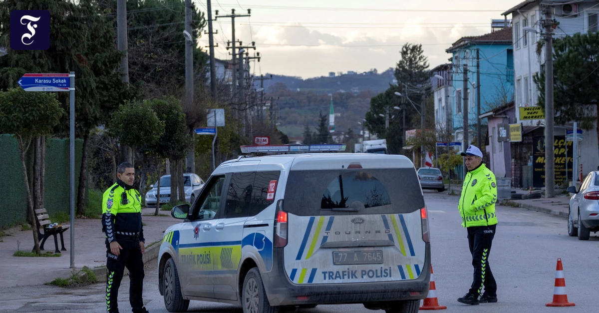 tuerkische-polizisten-sperren.webp.webp