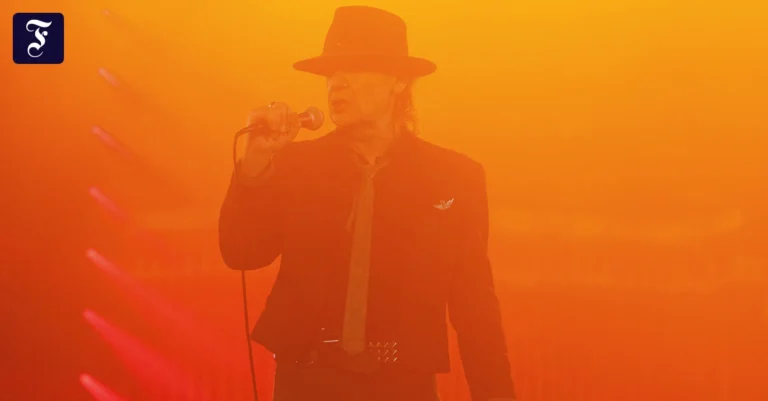 udo-lindenberg-strumpfsockig.webp.webp