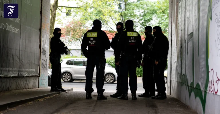 vermummte-polizisten-stehen.webp.webp