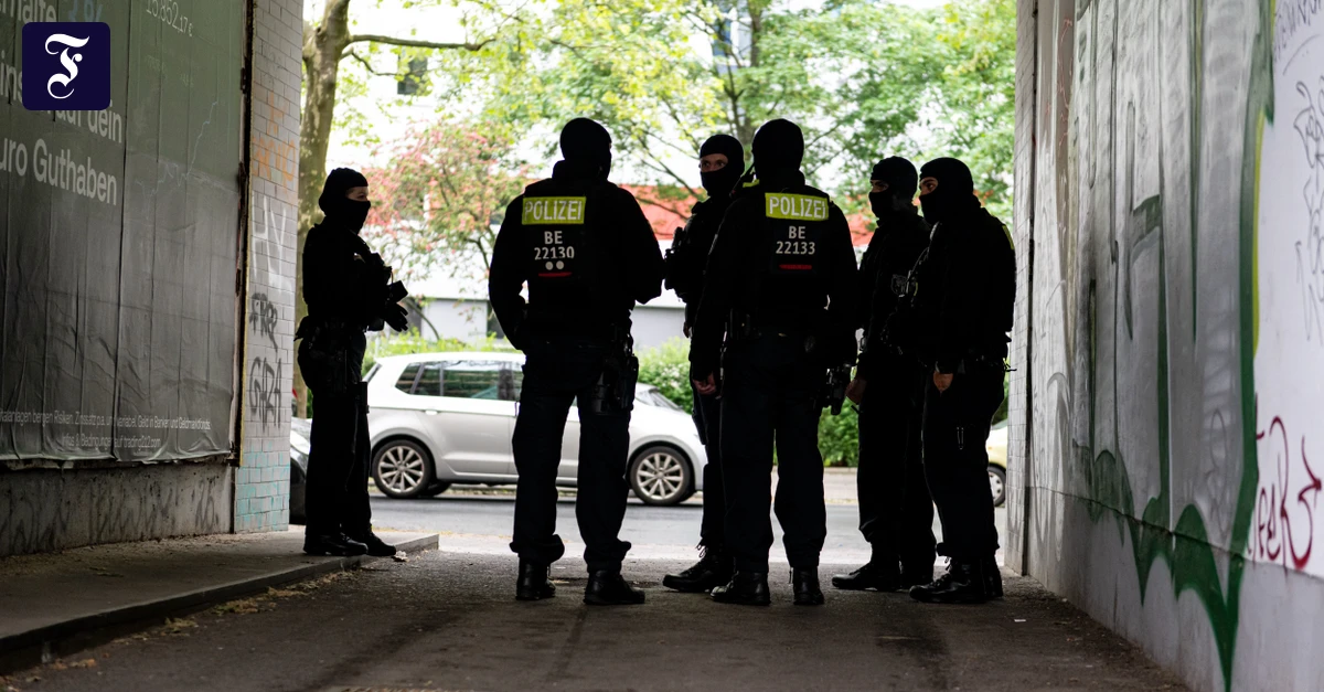 vermummte-polizisten-stehen.webp.webp