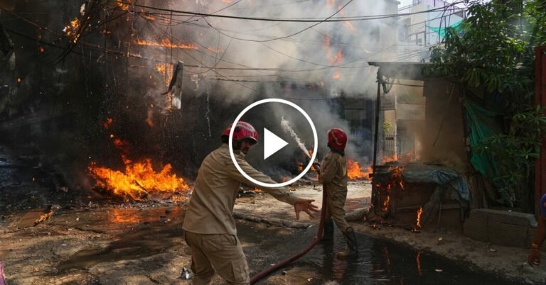 03int-india-fire-01-ckfv-facebookJumbo.jpg