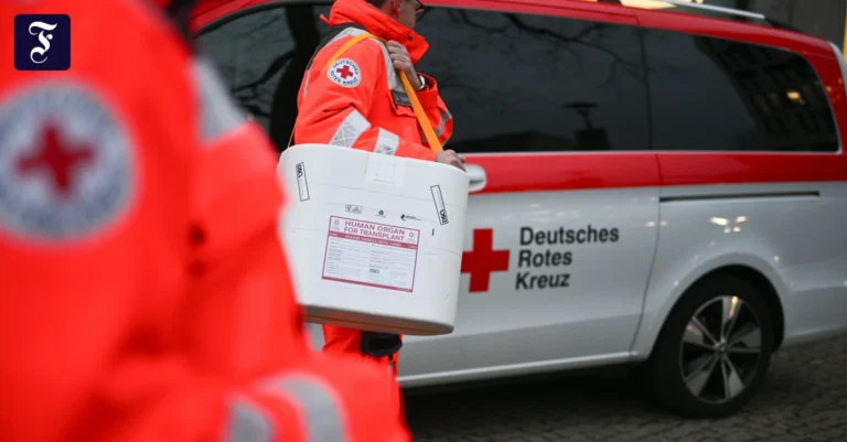 1782403340_mitarbeiter-des-drk-mit-einer.webp.webp