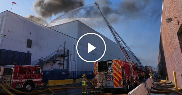 20nat-wwk-warehouse-fire-kbjf-facebookJumbo.jpg