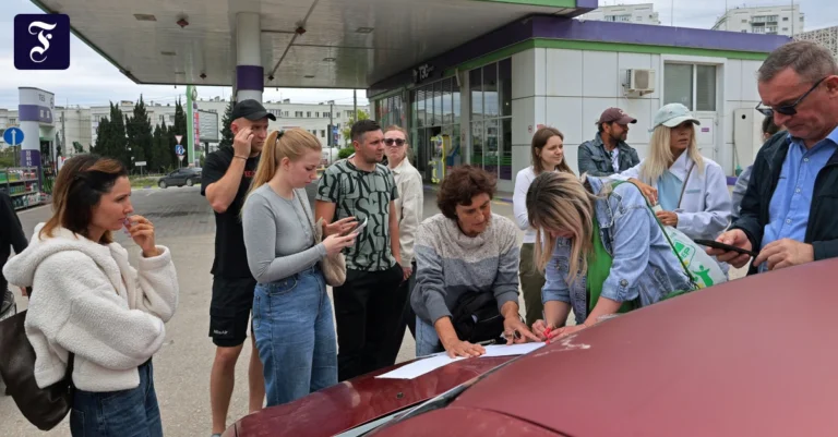 an-einer-tankstelle-in.webp.webp