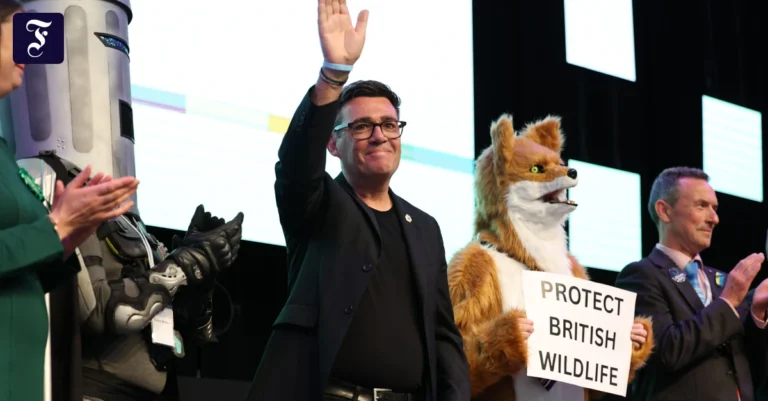andy-burnham-bei-der-feier.webp.webp