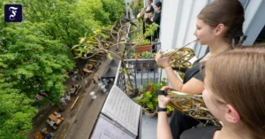 balkonkonzert-ein-blaeser.webp.webp