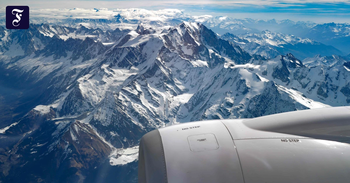 blick-aus-dem-flugzeug-auf-das.webp.webp