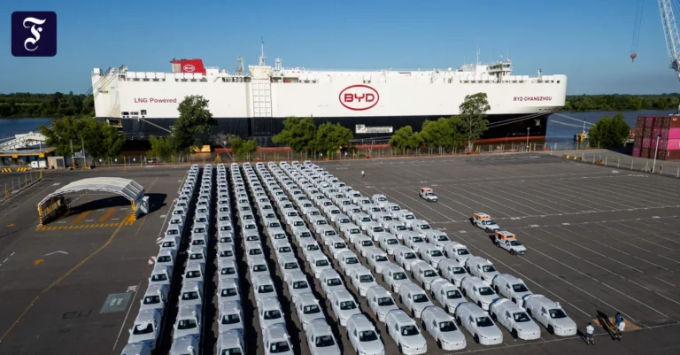 byd-autos-vor-einem-schiff-in.webp.webp