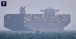 containerschiff-vor-der.webp.webp