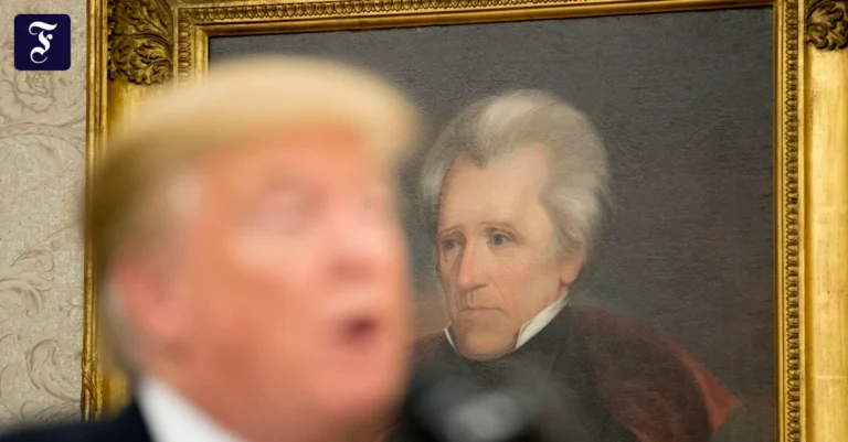 donald-trump-spricht-vor-einem.webp.webp