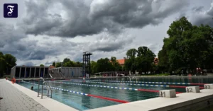 dunkle-wolken-ziehen-ueber-das.webp.webp