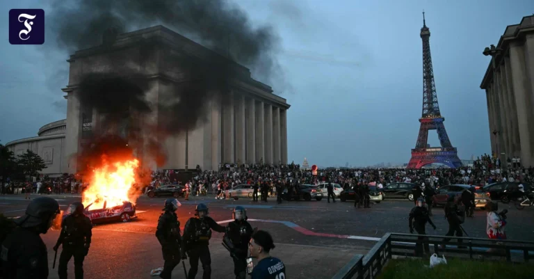 ein-brennendes-auto-in-paris.webp.webp