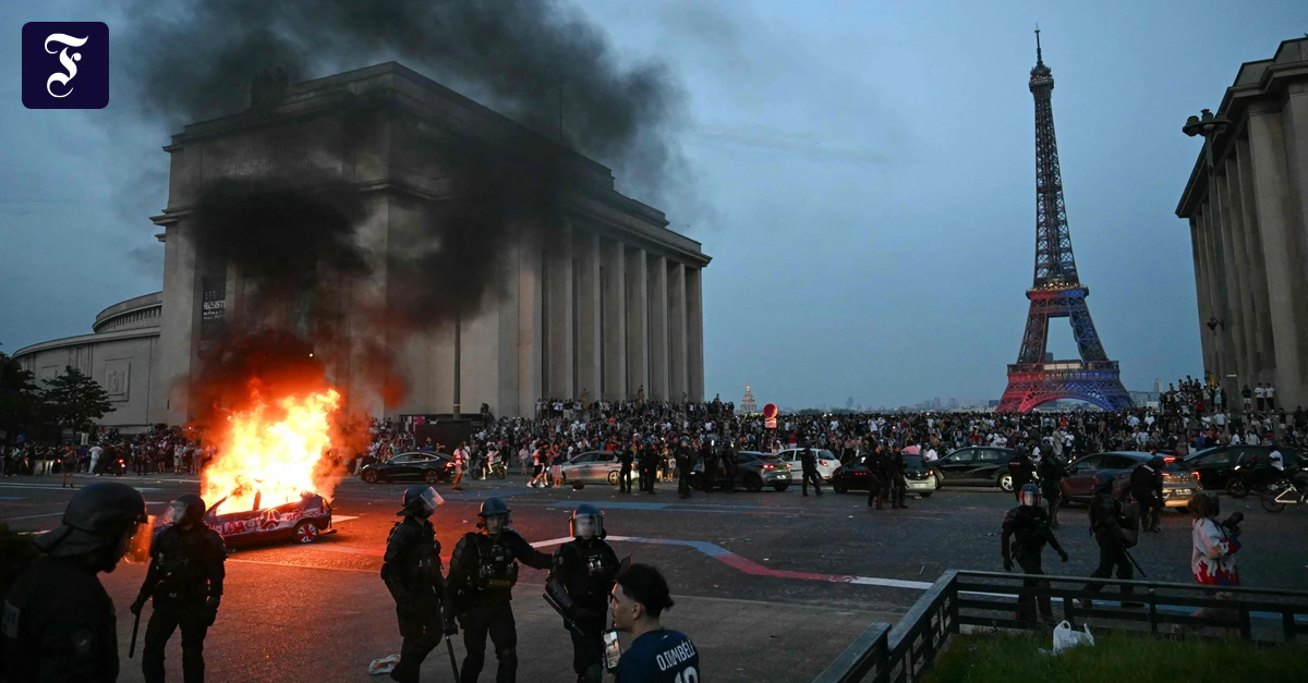 ein-brennendes-auto-in-paris.webp.webp