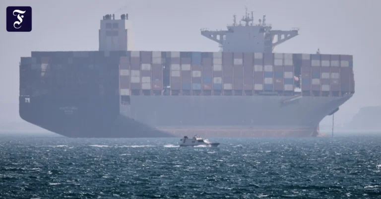 ein-containerschiff-liegt-in.webp.webp