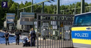 ein-fahrzeug-der-polizei-steht.webp.webp