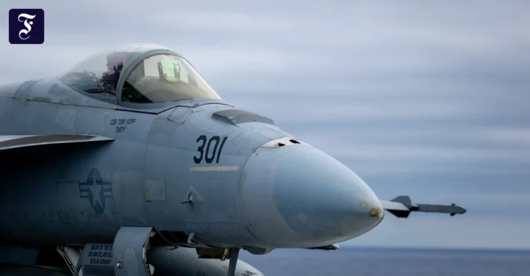 ein-kampfjet-steht-am-25-juni.webp.webp