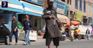 ein-mitglied-der-taliban-am-11.webp.webp
