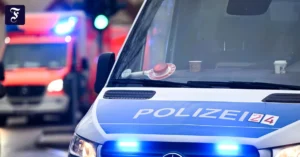 ein-polizeiauto-und-ein.webp.webp