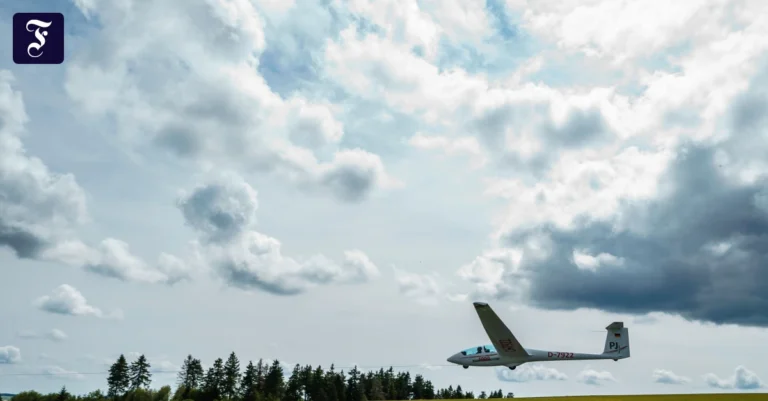 ein-segelflugzeug-hebt-mit.webp.webp