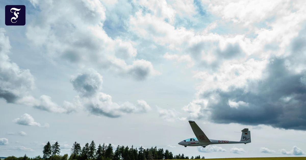 ein-segelflugzeug-hebt-mit.webp.webp