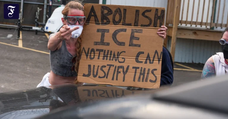 eine-anti-ice-demonstrantin-im.webp.webp