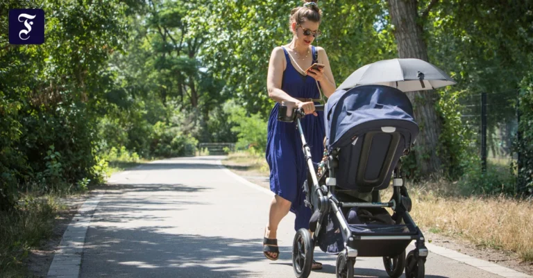 eine-frau-geht-in-einem-park.webp.webp