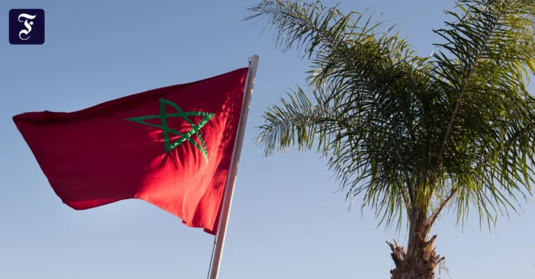 eine-marokkanische-flagge-weht.webp.webp