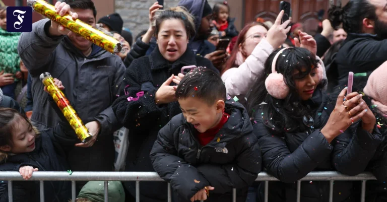 eine-parade-zum-chinesischen.webp.webp