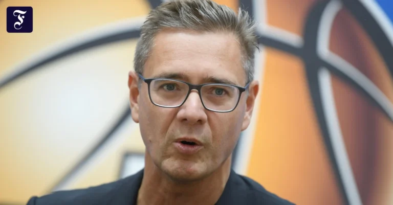 gunnar-woebke-verfolgt-mit-den.webp.webp
