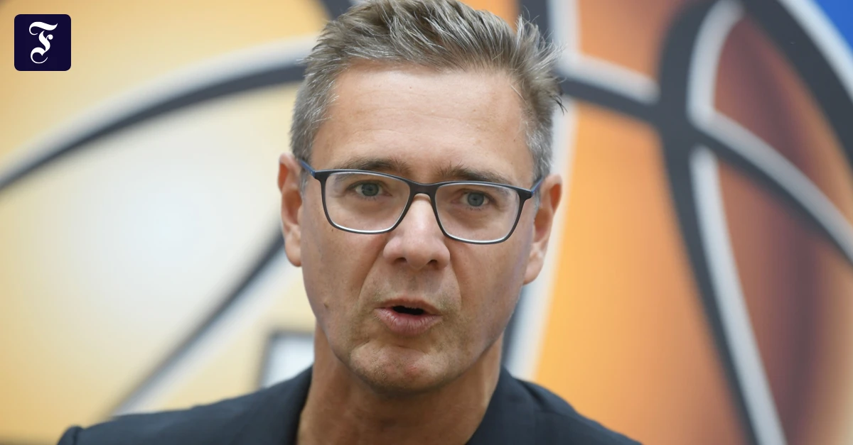 gunnar-woebke-verfolgt-mit-den.webp.webp