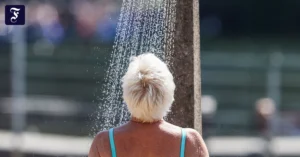 ine-frau-steht-zur-abkuehlung.webp.webp