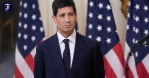 kevin-warsh-hoert-im-east-room.webp.webp