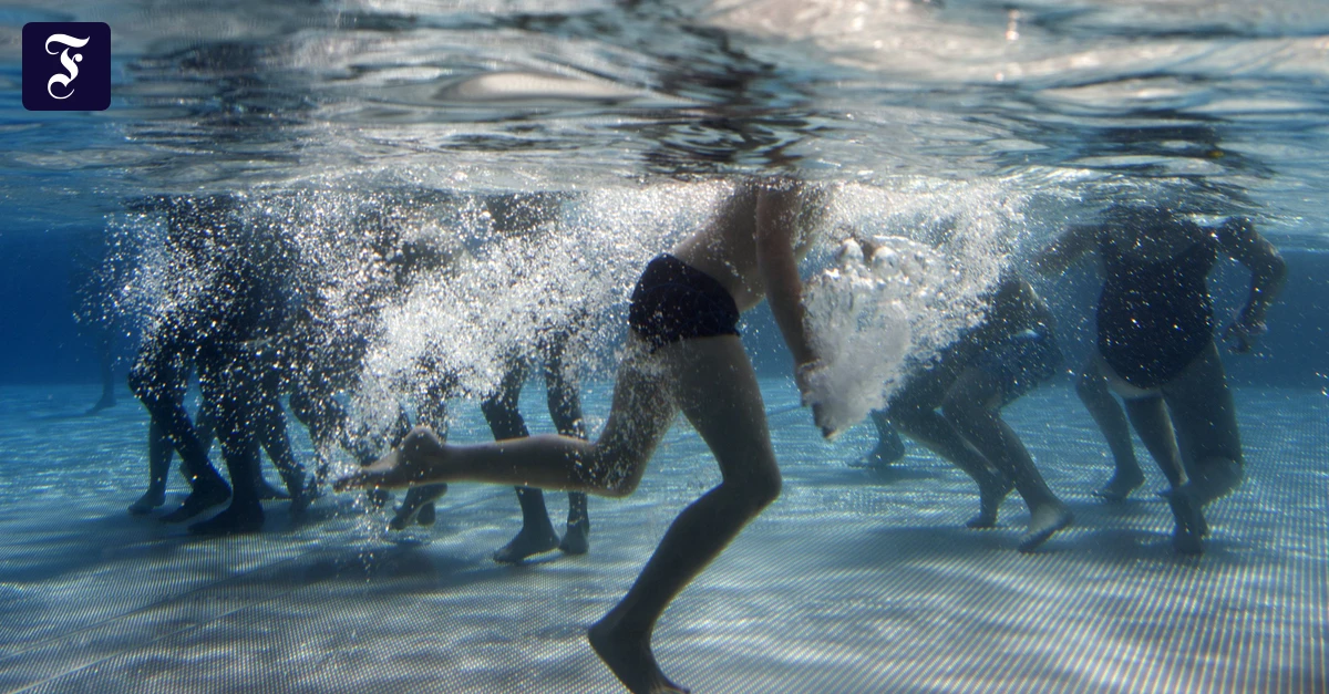 kinder-planschen-im-schwimmbad.webp.webp